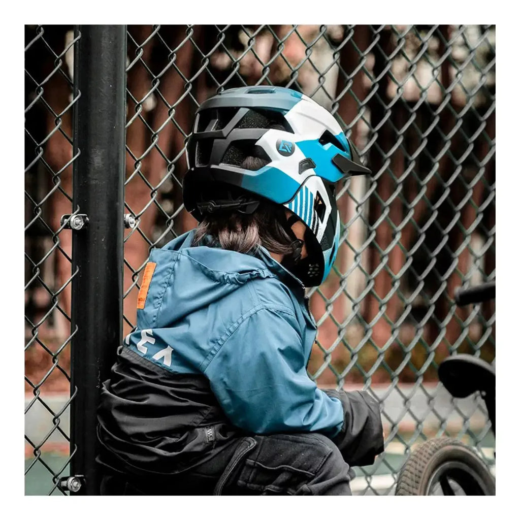 Casco para niños con boquera removible